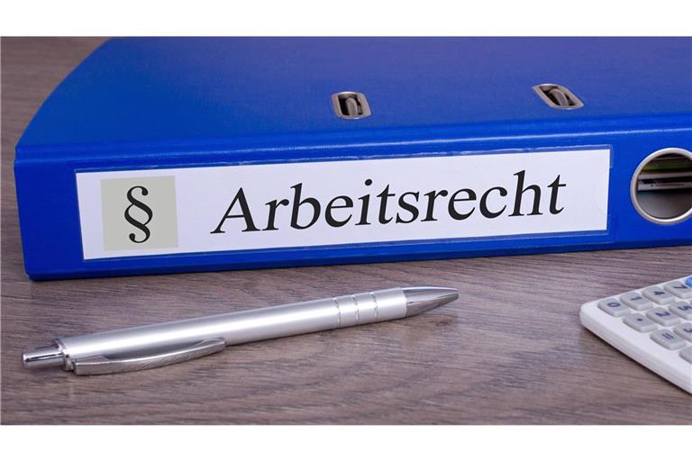 Es ist möglich, einen Arbeitnehmer während Krankheit oder Urlaub zu kündigen.