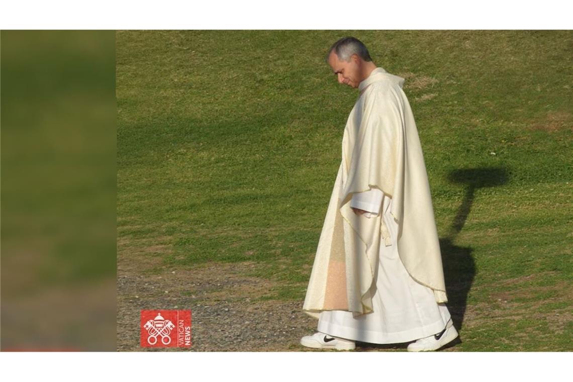 Es ist nicht das erste Mal, dass Papst Leo XIV. für seinen Kleidungsstil gelobt wird. Jetzt macht ein altes Foto aus dem Jahr 2011 im Netz die Runde. Die Kombi aus Gewand und Sneaker begeistert offemnbar viele User.