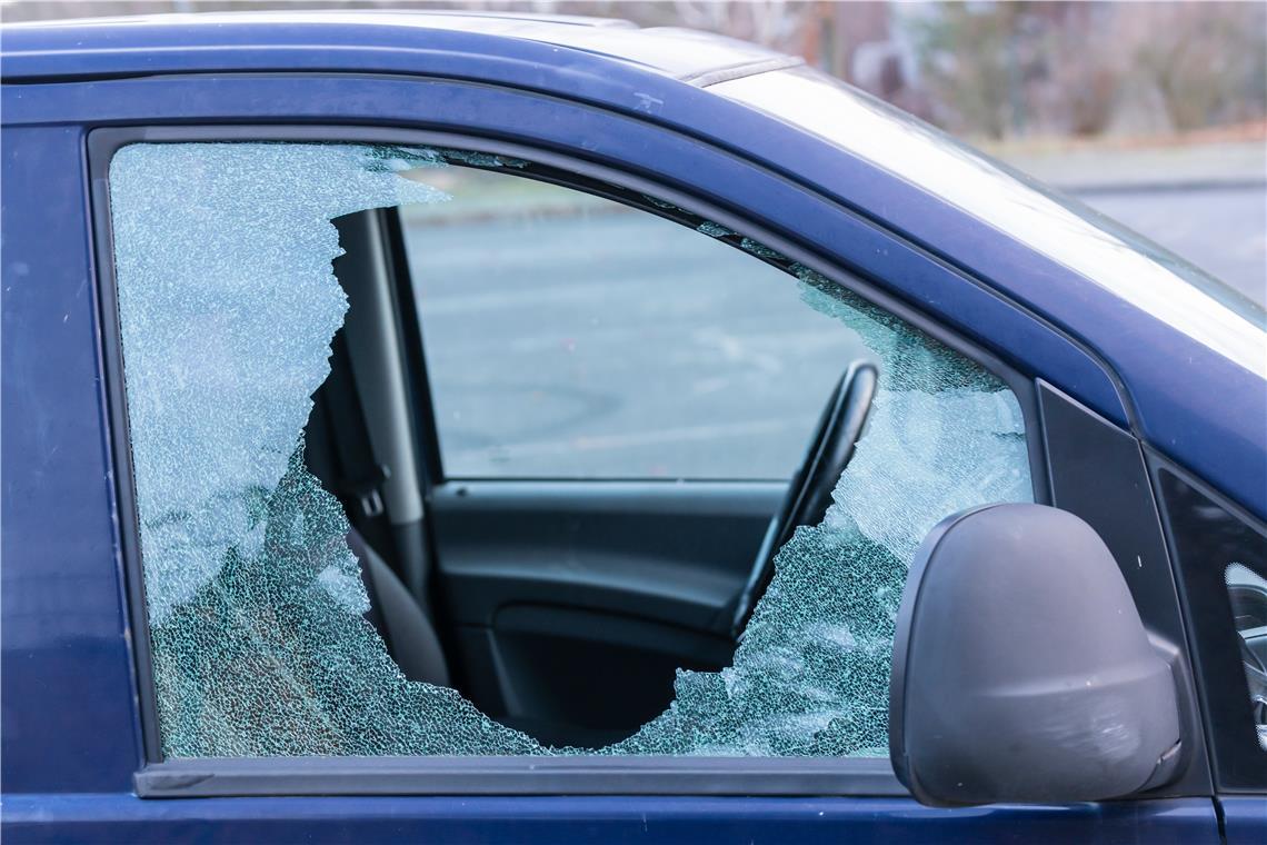 Auto auf Waldheim-Parkplatz aufgebrochen Es ist noch nicht klar, ob Diebesgut entwendet wurde. Symbolfoto: Adobe Stock/ Ronald Rampsch