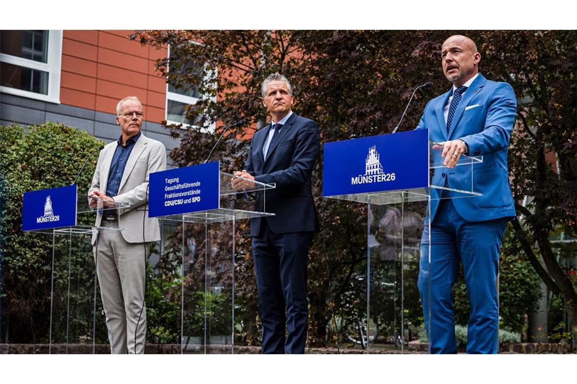 Es ist nur ein Hotelparkplatz, aber der Geist von Münster soll trotzdem über der Klausurtagung von Unions- und SPD-Fraktionsspitzen geweht haben. Hier Matthias Miersch (v.l.n.r.),Vorsitzender der SPD-Bundestagsfraktion, Unionsfraktionschef Thorsten Frei (CDU) und CSU-Landesgruppenchef Alexander Hoffmann bei ihrem Abschlussstatement.