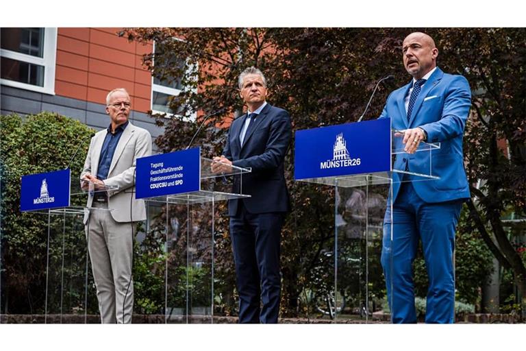 Es ist nur ein Hotelparkplatz, aber der Geist von Münster soll trotzdem über der Klausurtagung von Unions- und SPD-Fraktionsspitzen geweht haben. Hier Matthias Miersch (v.l.n.r.),Vorsitzender der SPD-Bundestagsfraktion, Unionsfraktionschef Thorsten Frei (CDU) und CSU-Landesgruppenchef Alexander Hoffmann bei ihrem Abschlussstatement.