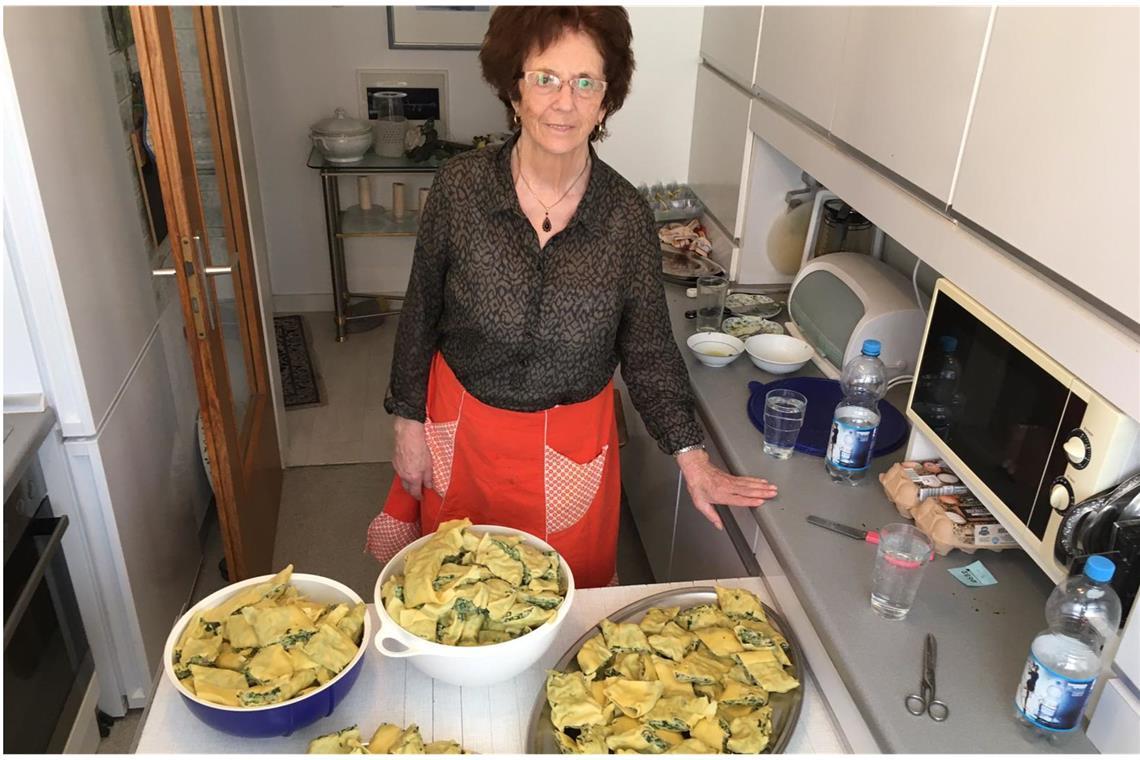 So gelingen original schwäbische Maultaschen Es ist vollbracht: Gertrud Hörner mit ihrer reichen Maultaschenernte.