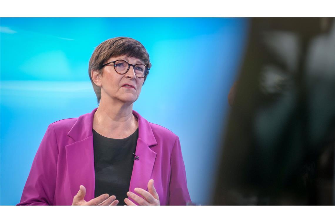 SPD dringt auf Fairnessabkommen für den Wahlkampf „Es ist wichtig, dass von allen Seiten keine Fake News, keine Lügenmärchen erzählt werden“, sagte SPD-Chefin Saskia Esken.