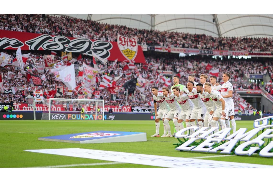 Es ist wieder Champions-League-Abend: der VfB Stuttgart in Mannschaftsstärke vor der Cannstatter Kurve im heimischen Stadion