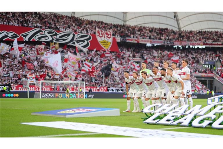 Es ist wieder Champions-League-Abend: der VfB Stuttgart in Mannschaftsstärke vor der Cannstatter Kurve im heimischen Stadion
