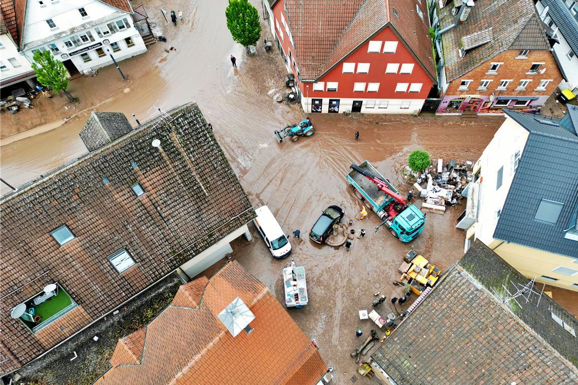 Es ist zwei Jahre her, dass der Rems-Murr-Kreis von Starkregen und Überschwemmungen betroffen war. Besonders hart hatte es Rudersberg getroffen (Foto). Die Bilder der Zerstörung haben sich tief eingeprägt. Szenarien wie diese zeigen eindrücklich, vor welchen extremen Herausforderungen Betroffene und Rettungskräfte in solchen Ausnahmesituationen stehen. Katastrophenschutz betrifft alle – sich privat mit dem Thema zu beschäftigen und kleine Vorbereitungen zu treffen, kann im Ernstfall entscheidend sein. Archivfoto: 7aktuell.de/Lermer