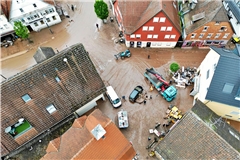 Es ist zwei Jahre her, dass der Rems-Murr-Kreis von Starkregen und Überschwemmungen betroffen war. Besonders hart hatte es Rudersberg getroffen (Foto). Die Bilder der Zerstörung haben sich tief eingeprägt. Szenarien wie diese zeigen eindrücklich, vor welchen extremen Herausforderungen Betroffene und Rettungskräfte in solchen Ausnahmesituationen stehen. Katastrophenschutz betrifft alle – sich privat mit dem Thema zu beschäftigen und kleine Vorbereitungen zu treffen, kann im Ernstfall entscheidend sein. Archivfoto: 7aktuell.de/Lermer