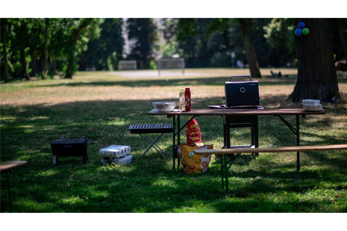 Es kann losgehen: Viele Parkbesucher sind bestens ausgestattet für ihr Grill-Abenteuer im Park.