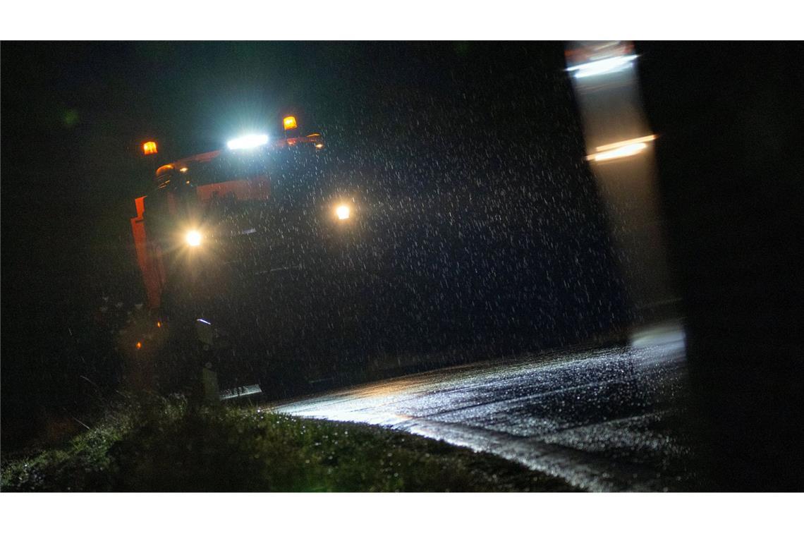 Wetterdienst warnt vor glatten Straßen Es kann zu Glatteis kommen, wenn Regen auf eiskalte Straßen trifft.