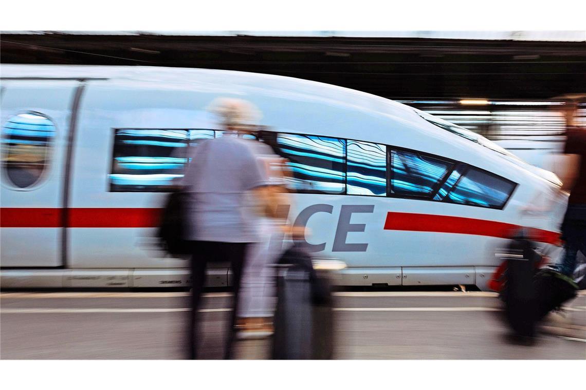 Hauptstrecke der Bahn lahmgelegt: Polizei sieht Sabotage Es kommt vermutlich den ganzen Tag zu Einschränkungen im Zugverkehr. (Symbolbild)