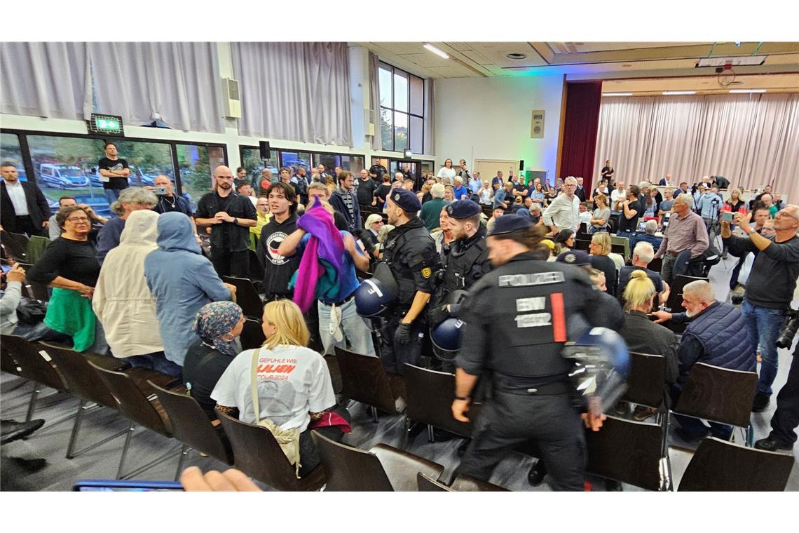 Liveticker: Streitgespräch beendet – außer einigen Rangeleien blieb es friedlich Es kommt zu Unruhen im Saal.