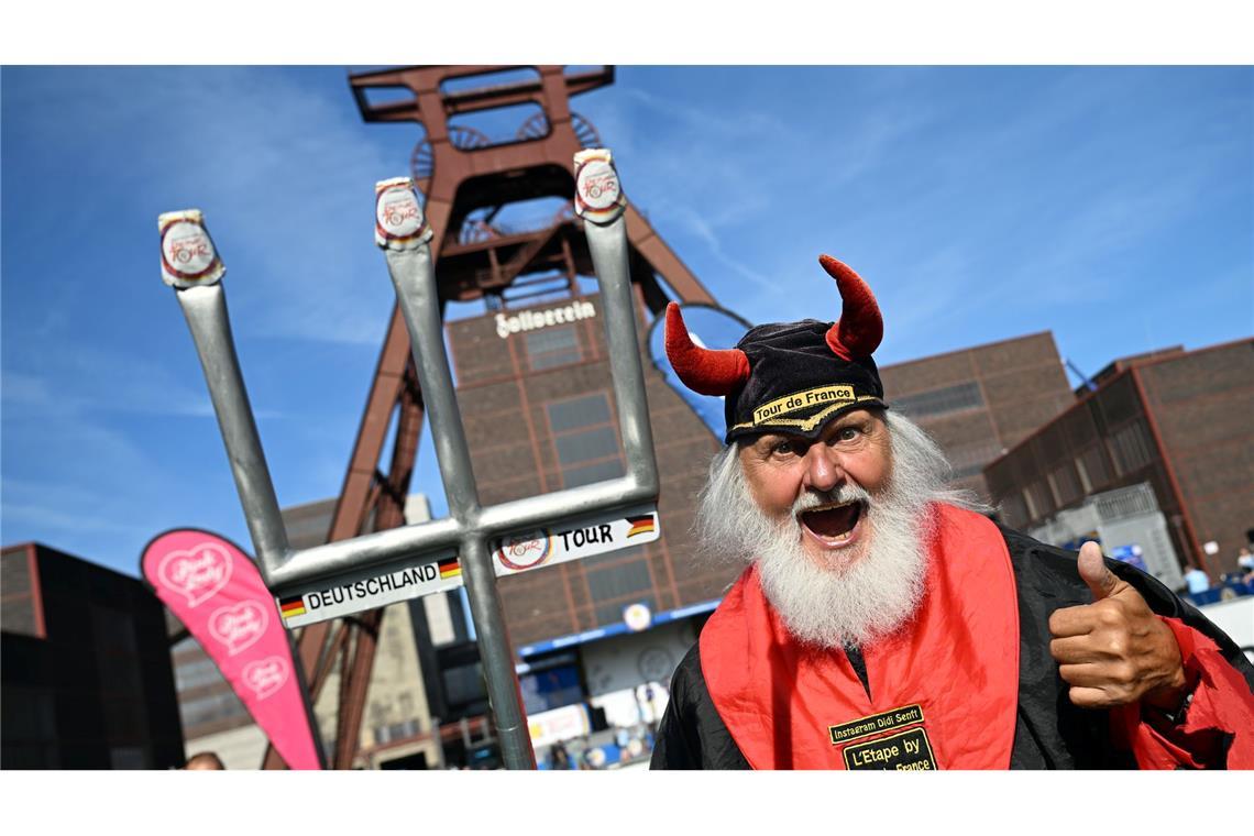 Es muss ja nicht immer die Tour de France sein: Radsport-Fan Didi Senft steht in seinem typisch teuflischen Outfit zum Start der Deutschland Tour vor dem Förderturm der Zeche Zollverein in Essen.