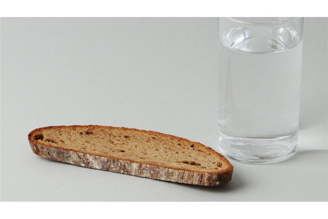 Es muss nicht strikter Verzicht beim Essen sein - Fasten kann sich auch auf TV oder Autofahren beziehen. (Archivbild)