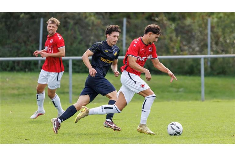 Es musste irgendwann zwangsweise so kommen: Entscheidend wird jetzt sein, wie Lion Janzen (MItte) und der TSV Ehningen mit dem 0:5 gegen den 1.Göppinger SV (in Rot) umgehen.