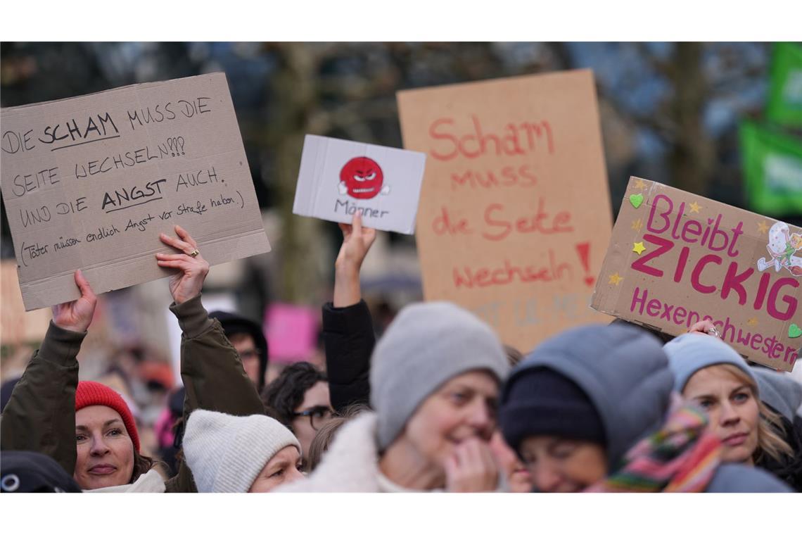 "Es reicht! Die Scham muss die Seite wechseln": Mit dieser Forderung sind in der Hamburger Innenstadt Tausende auf die Straße gegangen.