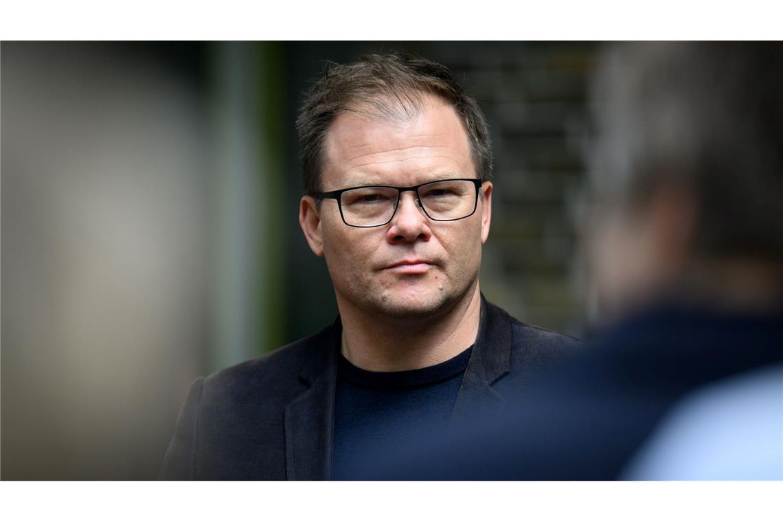 Umweltminister Schneider pocht auf Verbrenner-Aus ab 2035 Es seien noch zehn Jahre Zeit – das traue er den Ingenieuren zu, sagte Schneider. (Archivbild)