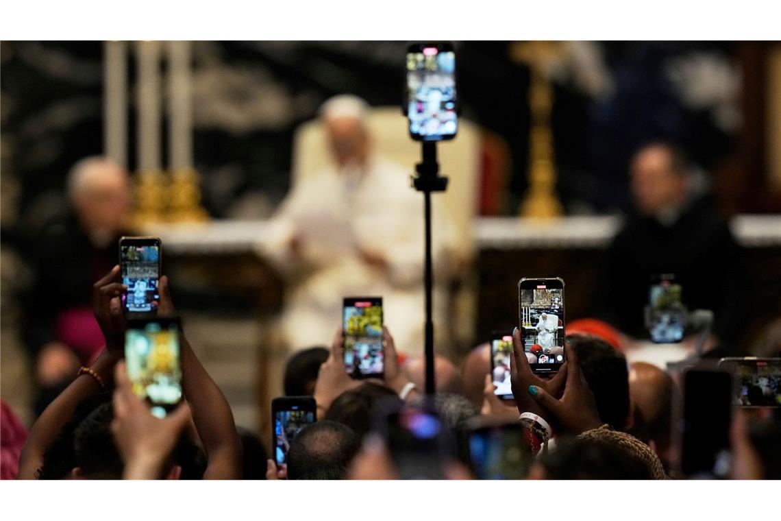 Es sind längst nicht mehr nur Rosenkränze: Die Kirche setzt nun auch auf Smartphones. (Archivbild)
