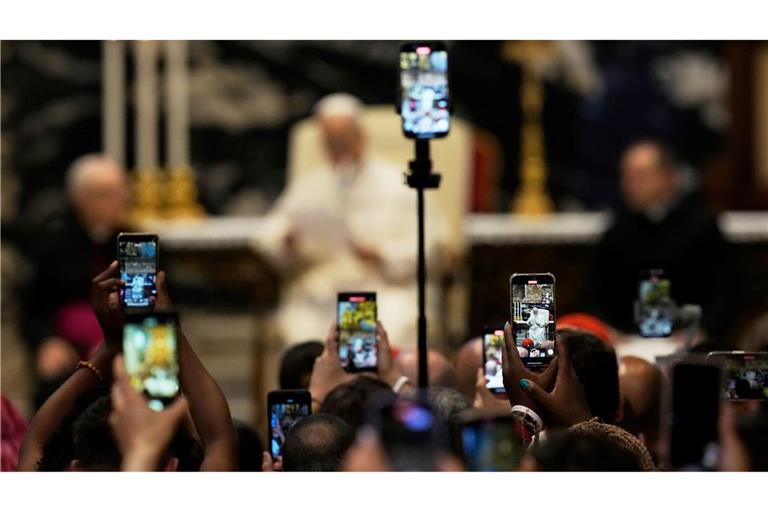 Es sind längst nicht mehr nur Rosenkränze: Die Kirche setzt nun auch auf Smartphones. (Archivbild)