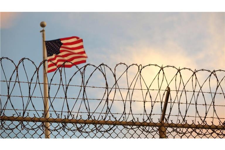 Es soll nach Guantánamo abgeschoben werden.