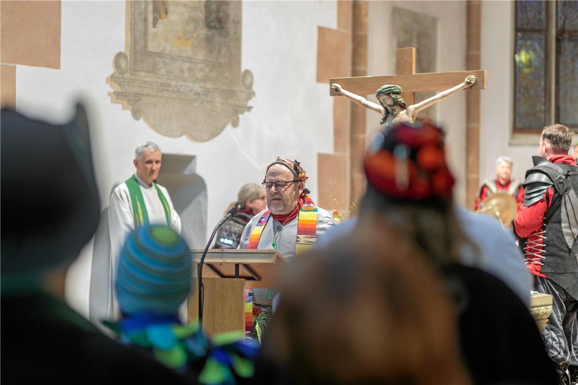 Es spricht Pfarrer Frank Schöpe, im Hintergrund Pfarrer Hans Joachim Stein.