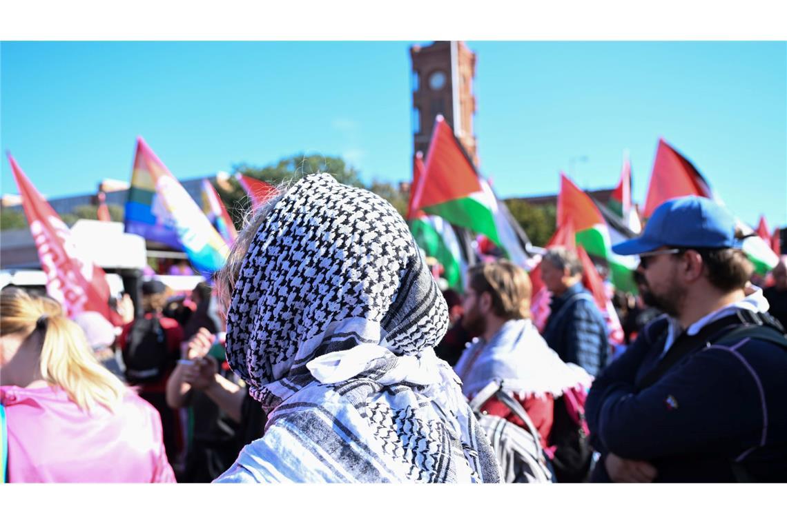 Rekordzahl gegen Gaza-Krieg auf der Straße Es waren viele palästinensische Fahnen zu sehen.