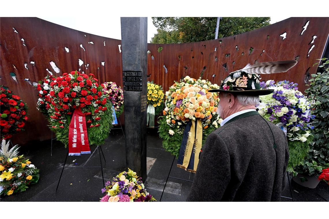 Es wird nicht nur gefeiert: Am Rande des Oktoberfestes wird am Jahrestag an das rechtsextreme Attentat auf das Oktoberfest vor 45 Jahren erinnert. Bei dem Bombenanschlag wurden damals 13 Menschen getötet und über 200 verletzt.