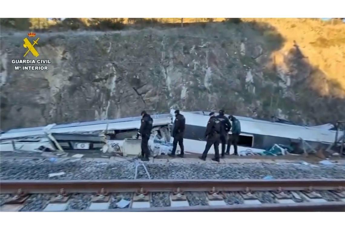 Es wurde befürchtet, dass in den besonders stark zerstörten Waggons weitere Opfer sein könnten.