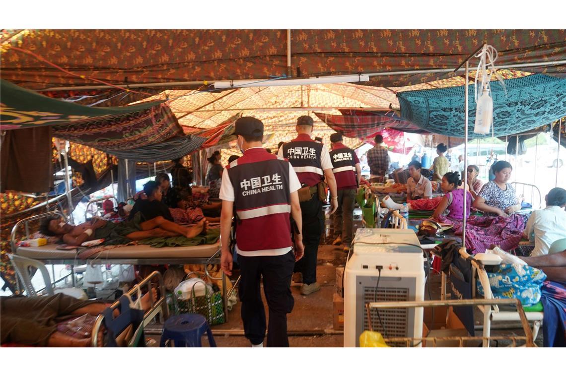 Erdbeben zerstört in Myanmar zahlreiche Pagoden Es wurden viele behelfsmäßige Krankenhäuser eingerichtet.