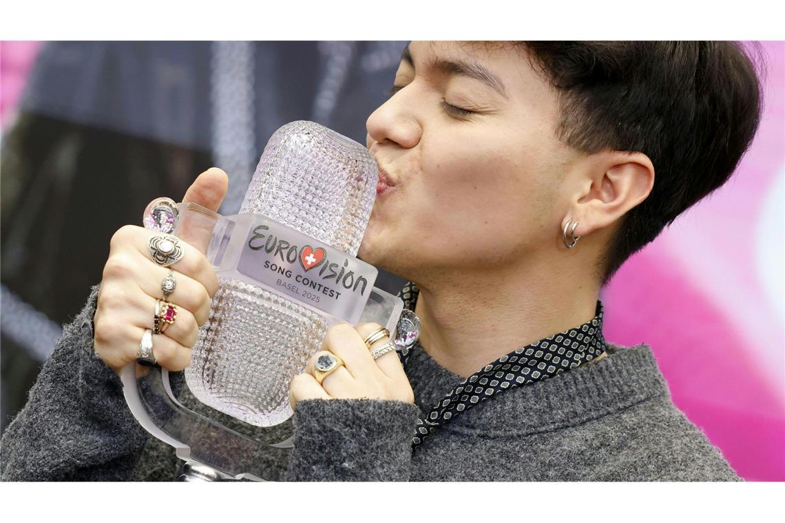 Bilder des Tages ESC-Sieger JJ (Johannes Pietsch) küsst die Trophäe