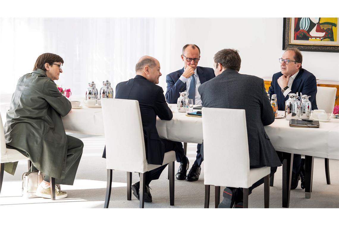 SPD-Chefin Esken bevorzugt am Tisch Platz links außen Esken erklärt, warum sie gern links außen sitzt. (Archivbild)