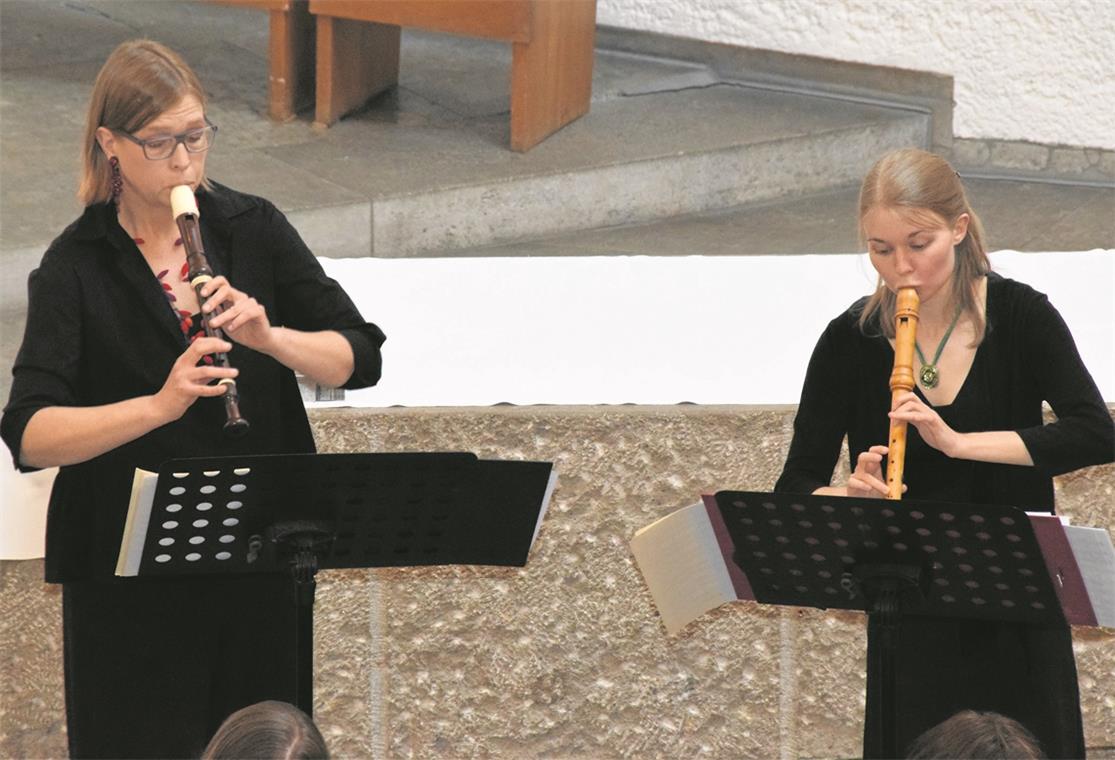 Esther Esch (rechts) und Henriette Schöwitz als Solistinnen bilden ein kongeniales, zuweilen geradezu innig verbunden wirkendes Duett. Foto: E. Klaper