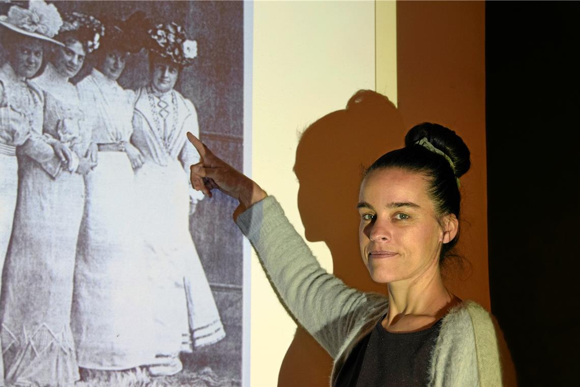 Esther Krauter zeigt auf Martha Franck in dem historischen Foto mit deren Schwestern Karoline, Elisabeth und Edelgard. Foto: E. Klaper