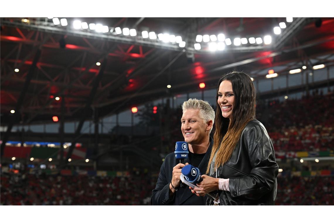 ARD/ZDF müssen nach Rechte-Kauf auf DFB-Team hoffen Esther Sedlaczek, Fernsehmoderatorin, und der frühere Nationalspieler Bastian Schweinsteiger stehen als ARD Moderationsteam im Stadion.
