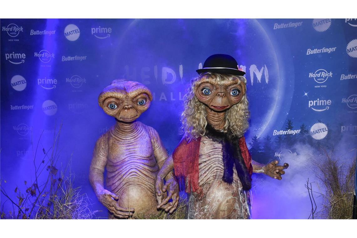 Heidis Klums Halloween-Kostüme: Die spektakulären Looks der vergangenen 25 Jahre „E.T. nach Hause telefonieren“: 2024 überraschte Heidi Klum im Kostüm des bekannten Außerirdischen auf ihrer Halloween-Party. An ihrer Seite: Ehemann Tom Kaulitz.