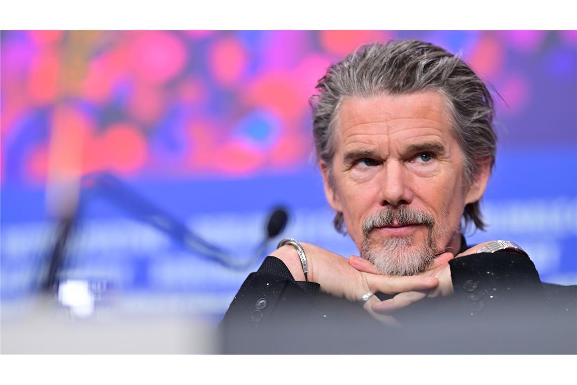 Ethan Hawke nimmt an der Pressekonferenz zum Film "The Weight" bei der Berlinale teil.