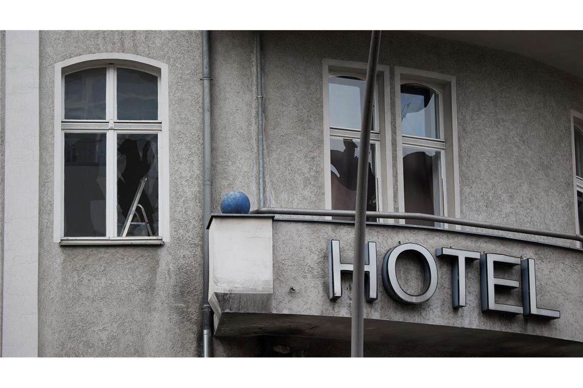Kugelbomben-Schäden: Rufe nach Konsequenzen werden laut Etliche Fensterscheiben gingen zu Bruch.