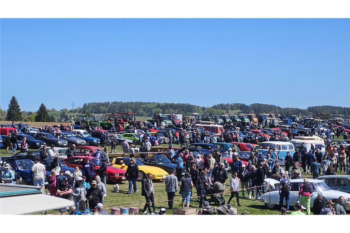 Etliche Oldtimerfans sind am Freitag auf den Flugplatz Münsingen gekommen.