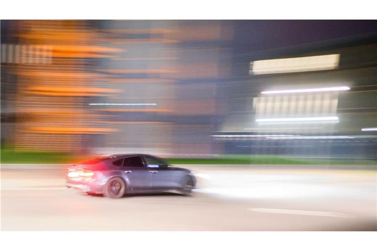 Etliche Teilnehmer des Tuning-Treffens sollen die eintreffende Polizei angegriffen haben. (Symbolbild)