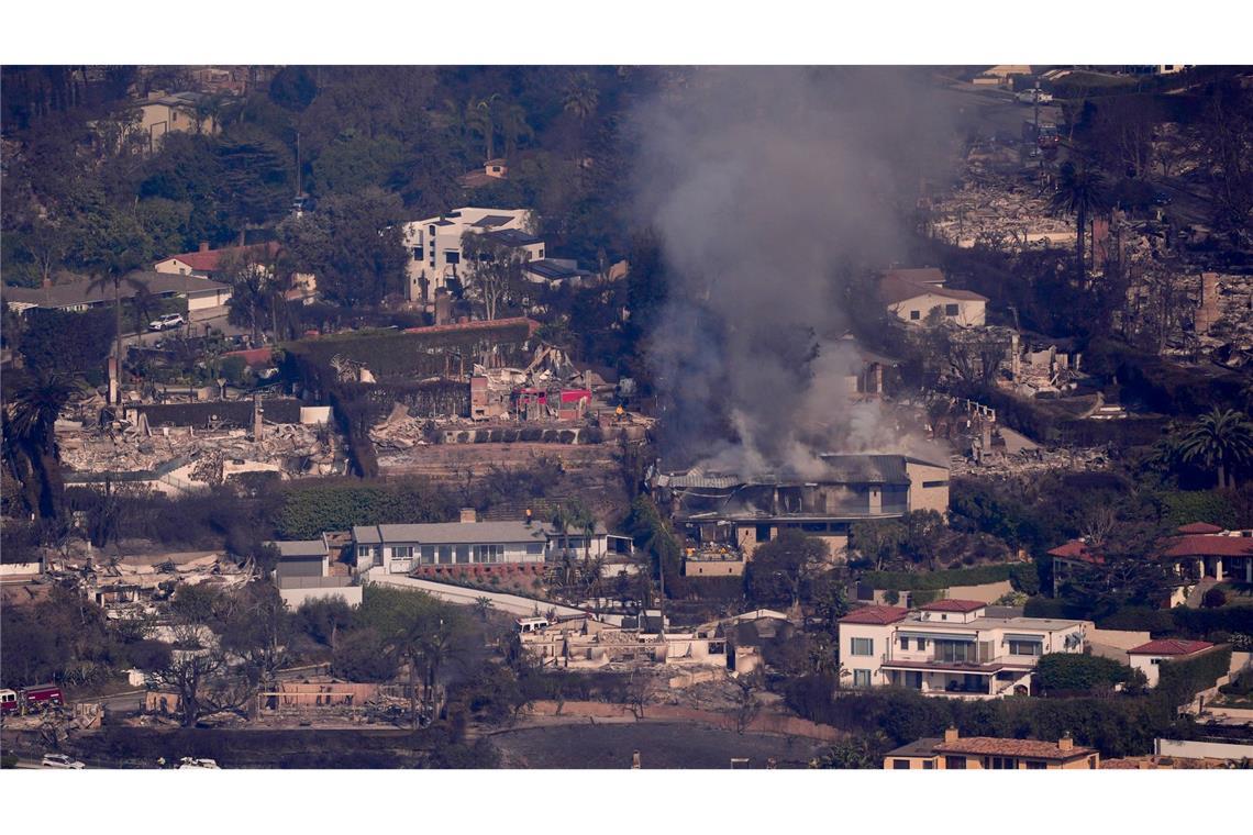 Opferzahl bei Flammeninferno im Raum Los Angeles steigt Etwa 10.000 Häuser sollen den Feuern schon zum Opfer gefallen sein.