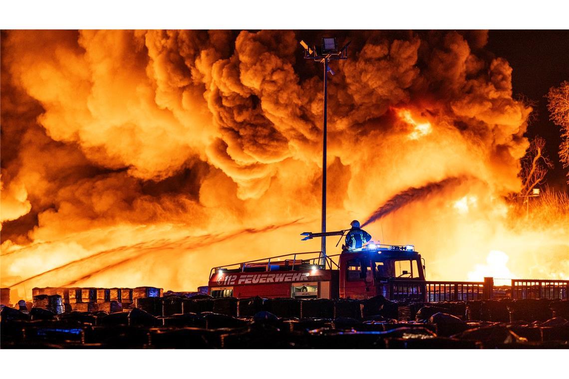Großbrand im Münsterland - Firmenhallen zerstört Etwa 300 Einsatzkräfte rückten wegen des Großbrands aus.