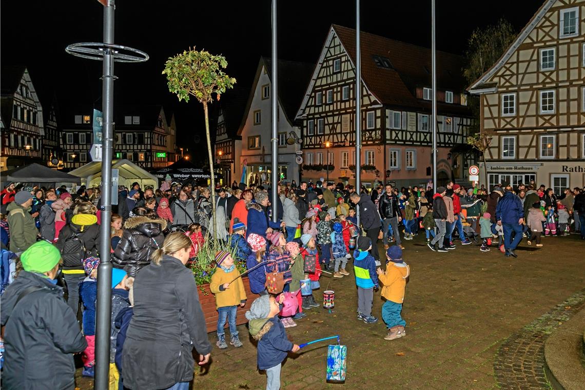 Etwa 500 Menschen sind in den Abendstunden auf den Marktplatz gekommen. Fotos: Stefan Bossow