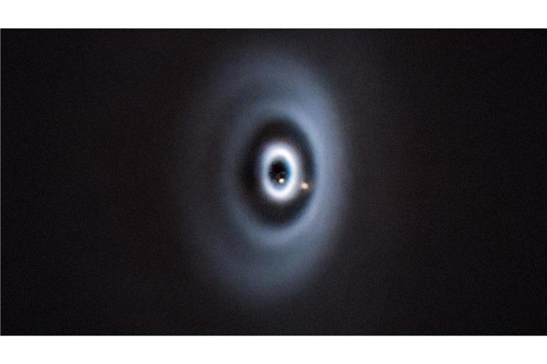 Etwa so könnte es bei der Entstehung der Erde in unserem Sonnensystem ausgesehen haben. Geburt von zwei Planeten (beige Punkte) in einer protoplanetaren Scheibe um den jungen Stern WISPIT 2.