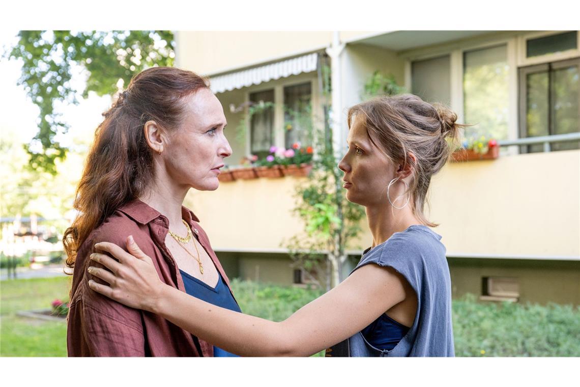 Etwas kompliziert: Romy Berger (Meira Durand, rechts) tröstet hier die Frau des Mannes, der beim Raubüberfall erschossen wurde, und die zugleich die Mutter ihres früheren Lebensgefährten (also von Romy) ist.