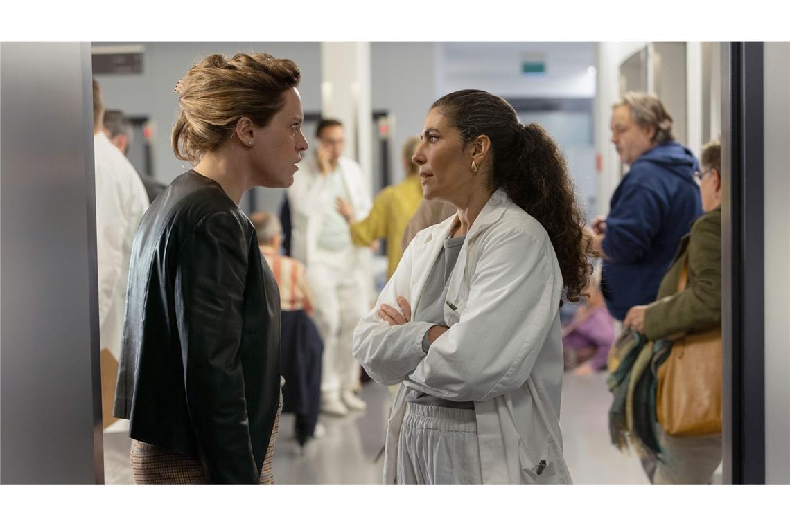 „Kammerflimmern“ – Wie war der Tatort aus Zürich? Etwas läuft hier total schief: Computerexpertin Jill Rochat (Anne Haug, re.) und Klinikchefin Dr. Esme Şahin (Beren Tuna).