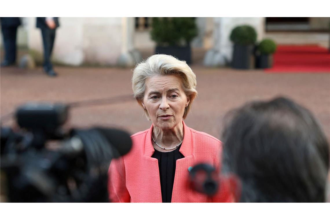 "Am Scheideweg": Europa stellt sich hinter Selenskyj EU-Kommissionspräsidentin Ursula von der Leyen mahnt zur Wiederaufrüstung Europas.