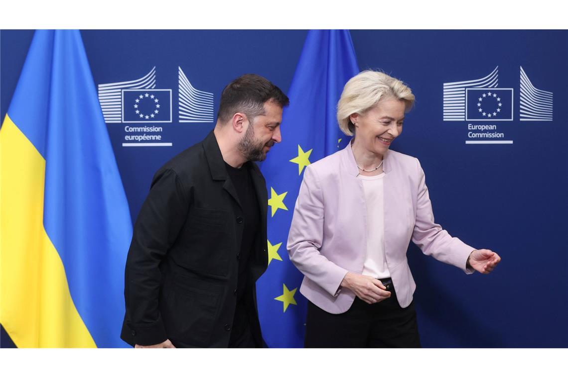 Selenskyj und Europäer bei Trump: Frieden für die Ukraine? EU-Kommissionspräsidentin von der Leyen empfing Selenskyj am Sonntag in Brüssel. Die Deutsche wird auch mit nach Washington reisen.