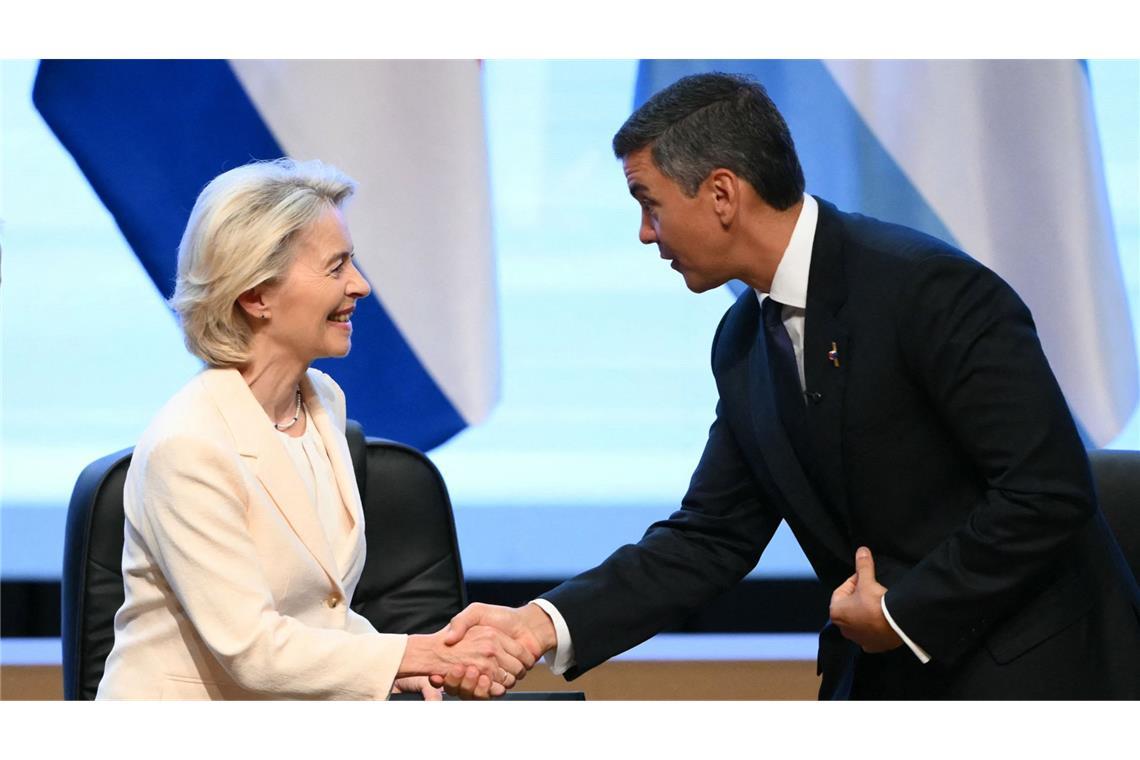 EU-Kommissionspräsidentin von der Leyen und Paraguays Präsident Pena bei der Unterzeichnung des Mercosur-Abkommens in Paraguay.