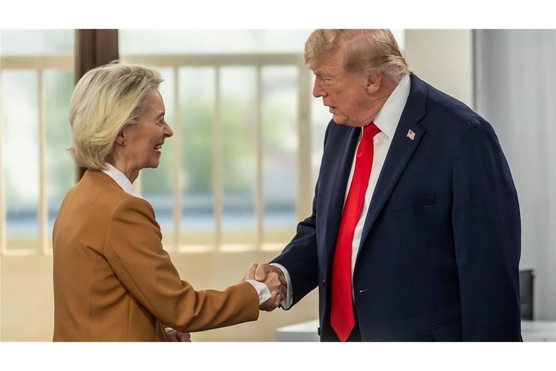 EU-Kommissionspräsidentin von der Leyen und US-Präsident Trump hatten sich im Sommer 2025 nach einem monatelangen Zollkonflikt auf eine Einigung verständigt. (Archivbild)