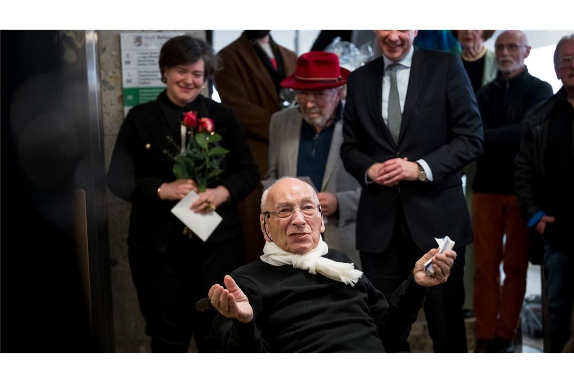 Eugen Gomringer: 100 Exponate zum 100. Geburtstag Eugen Gomringer hielt bei der Vernissage eine Rede.