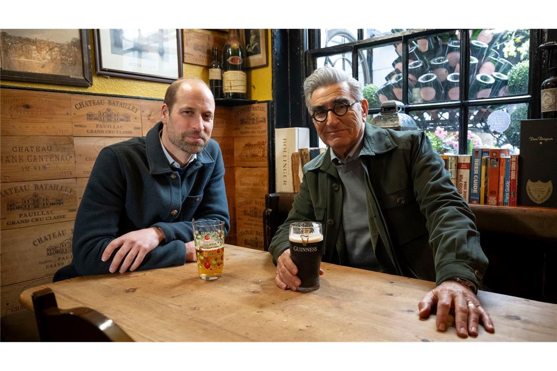 Auf ein Pint mit Prinz William: Familienstress und Reformen Eugene Levy (r) und Prinz William in einer Folge der Reise-Serie "Urlaub wider Willen mit Eugene Levy".